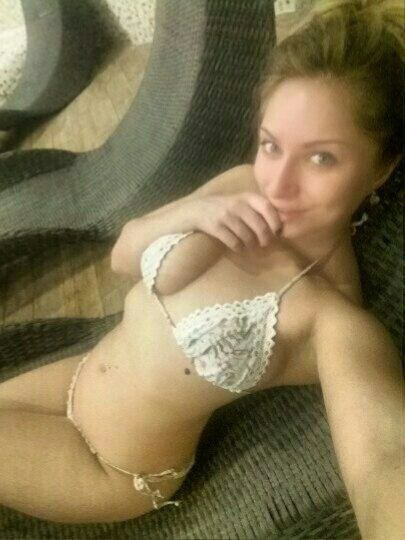 Молодая стройняшка делает откровенные селфи для тебя – фото 2