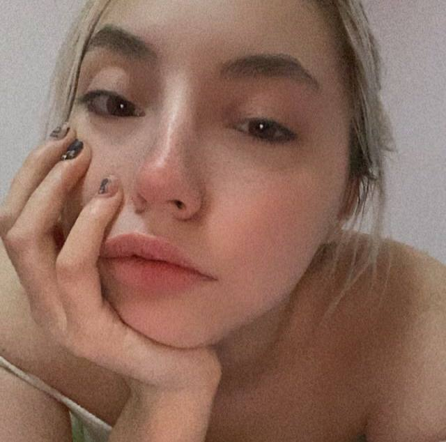 Фото Молодая красотка обожает светить голой перед мужиками