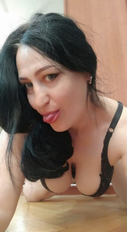 Фото Зрелая красотка в кружевном белье и топлес