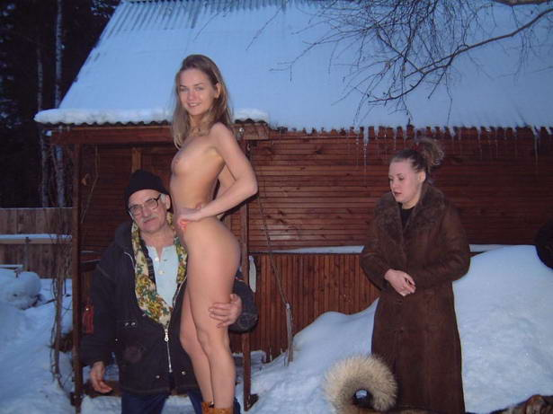 Две подружки парятся голышом в деревенской баньке – фото 2