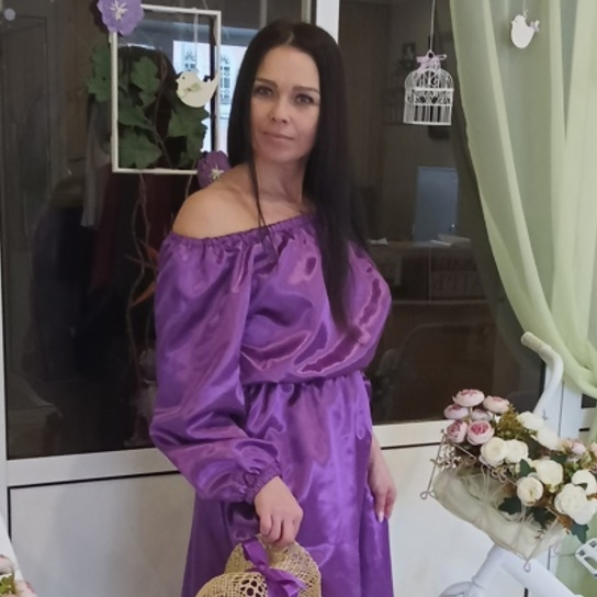 Фото Зрелая брюнетка-мамаша дома в расстёгнутом халате — без трусов