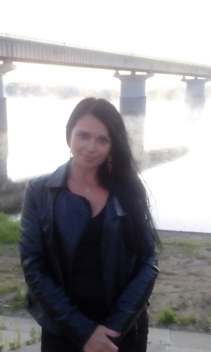 Зрелая брюнетка-мамаша дома в расстёгнутом халате — без трусов – фото 6