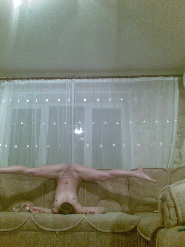 Стройная русская шлюшка дома голышом раздвигает ноги показывая бритую пизду – фото 32