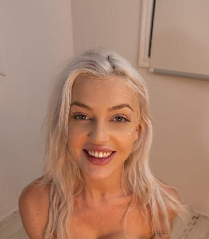 Отпадная блондинка с упругим телом показывает сочные сиськи и аппетитную жопу – фото 3