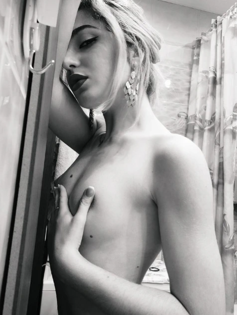 Блондинка милашка делает топлес-селфи — маленькая грудь, большой соблазн – фото 4