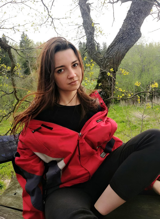 Фото Грустная молодая с сочной грудью светит дырочками в своей комнате