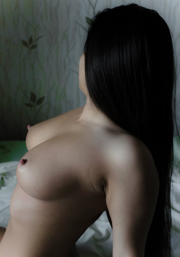 Пышные формы и упругое тело этой зрелой красотки сведут с ума любого мужика – фото 15