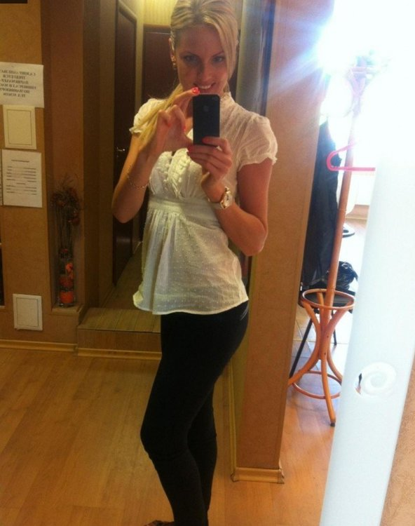 Симпатичная блондинка делает откровенное селфи для тебя – фото 2