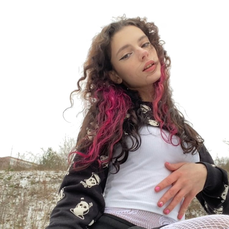 Кучерявая стройняшка разделась и показала своё тело – фото 4