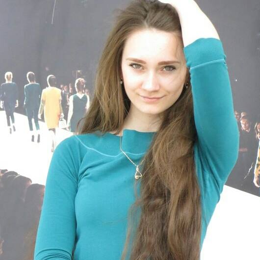 Стройная малышка с маленькой грудью откровенно позирует – фото 3