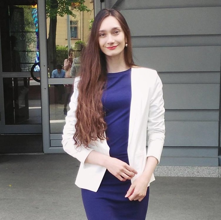 Стройная малышка с маленькой грудью откровенно позирует – фото 2