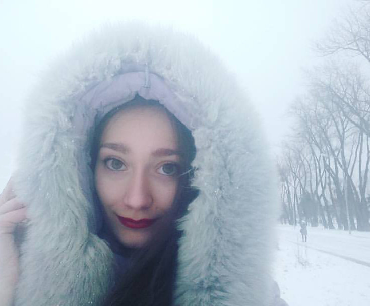 Стройная малышка с маленькой грудью откровенно позирует – фото 9