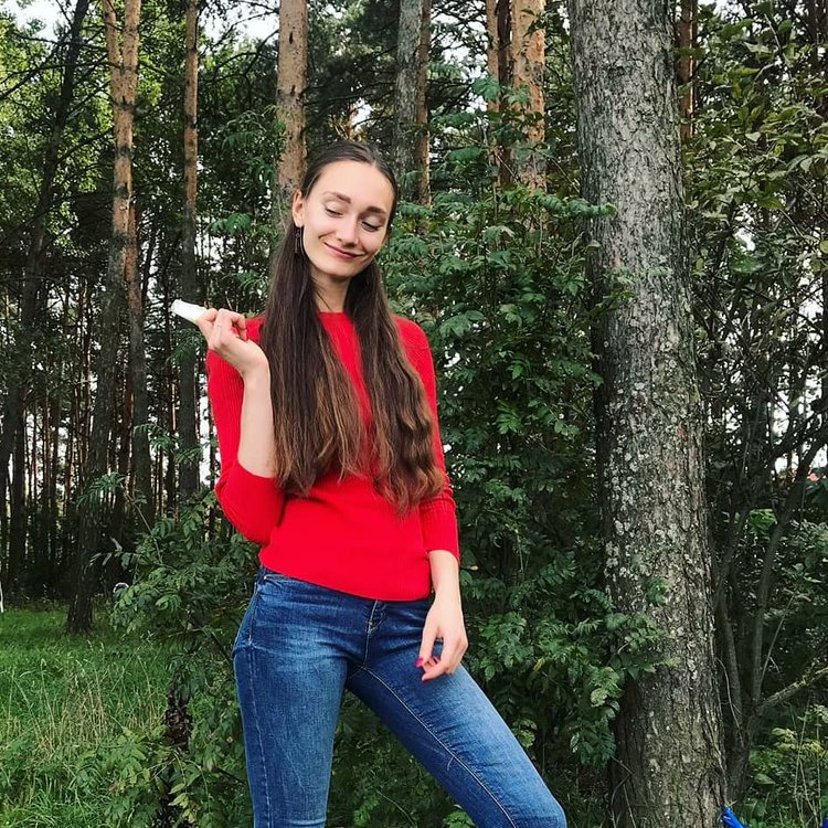 Стройная малышка с маленькой грудью откровенно позирует – фото 6