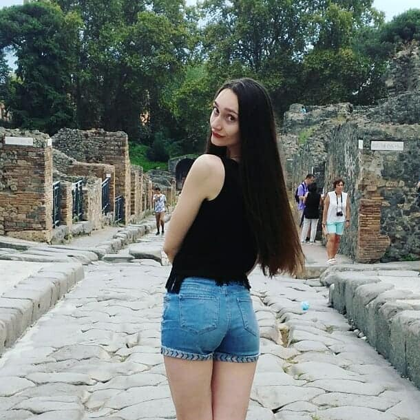 Стройная малышка с маленькой грудью откровенно позирует – фото 5