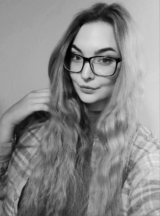 Сексуальная красотка делает зеркальное селфи дома – фото 8