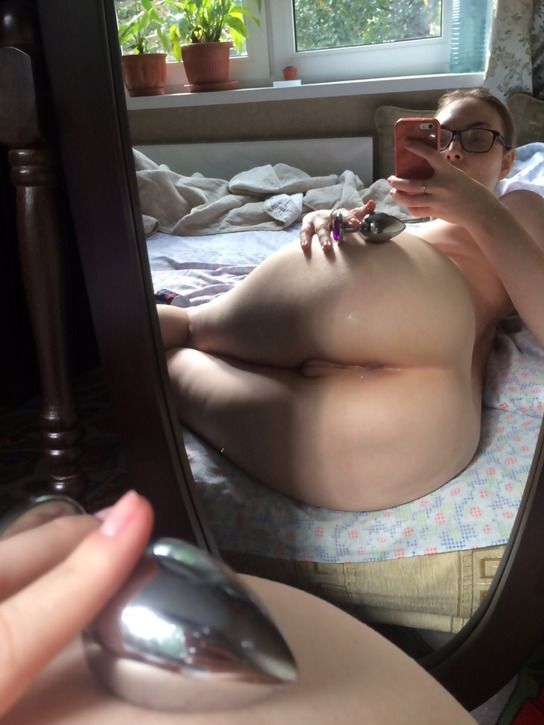 Сексуальная красотка делает зеркальное селфи дома – фото 12