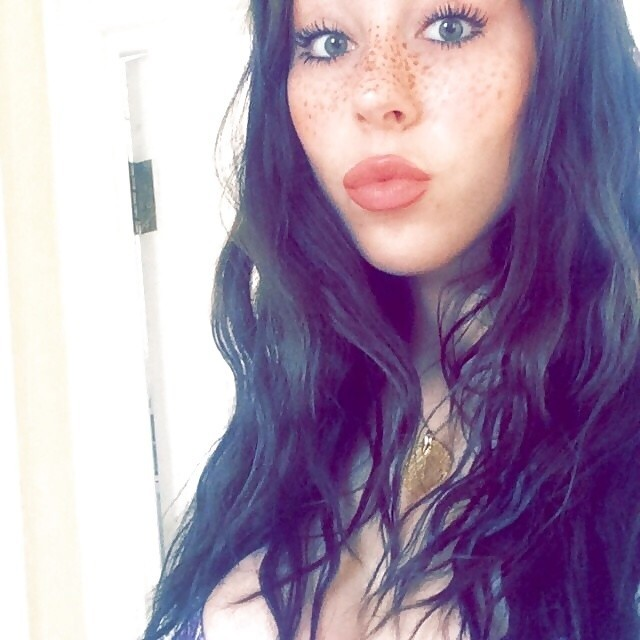 Молодая красотка мастурбирует пальцем и фаллосом на фото – фото 9