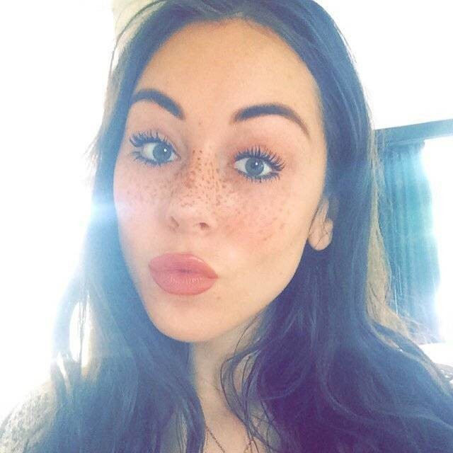 Молодая красотка мастурбирует пальцем и фаллосом на фото – фото 24