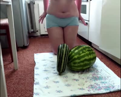 Фото Муж снимает пышную жену за мастурбацией овощами на кухне