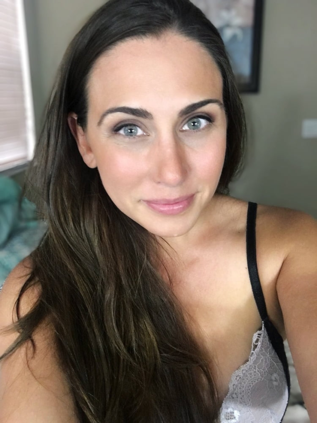 Великолепная брюнетка милфа демонстрирует свои прелести во время мастурбации – фото 13