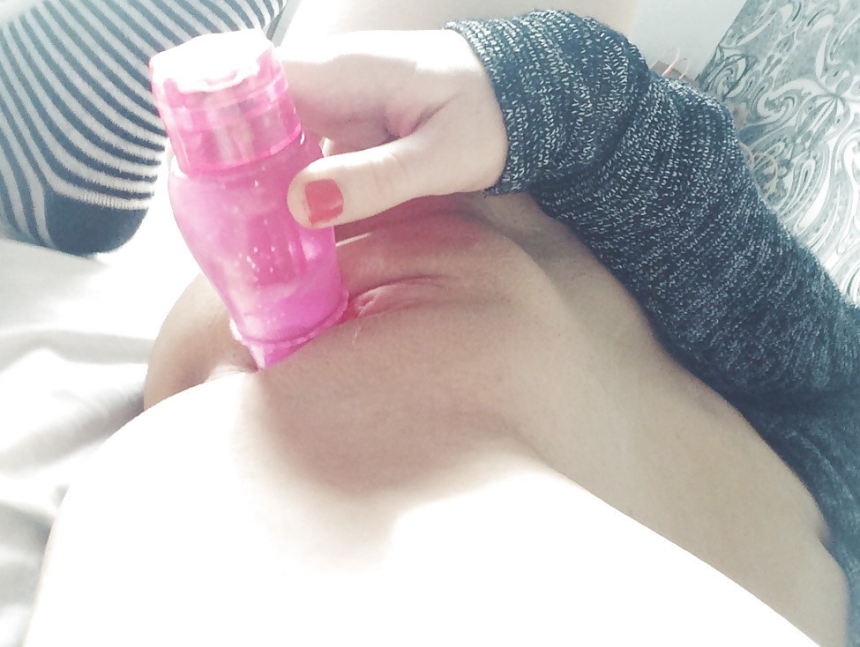 Молодая красотка мастурбирует пальцем и фаллосом на фото – фото 8