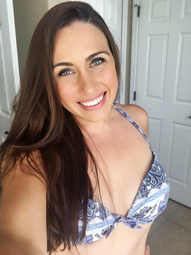 Великолепная брюнетка милфа демонстрирует свои прелести во время мастурбации – фото 1