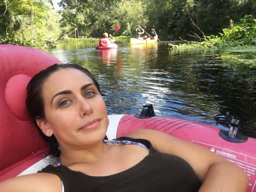 Великолепная брюнетка милфа демонстрирует свои прелести во время мастурбации – фото 52