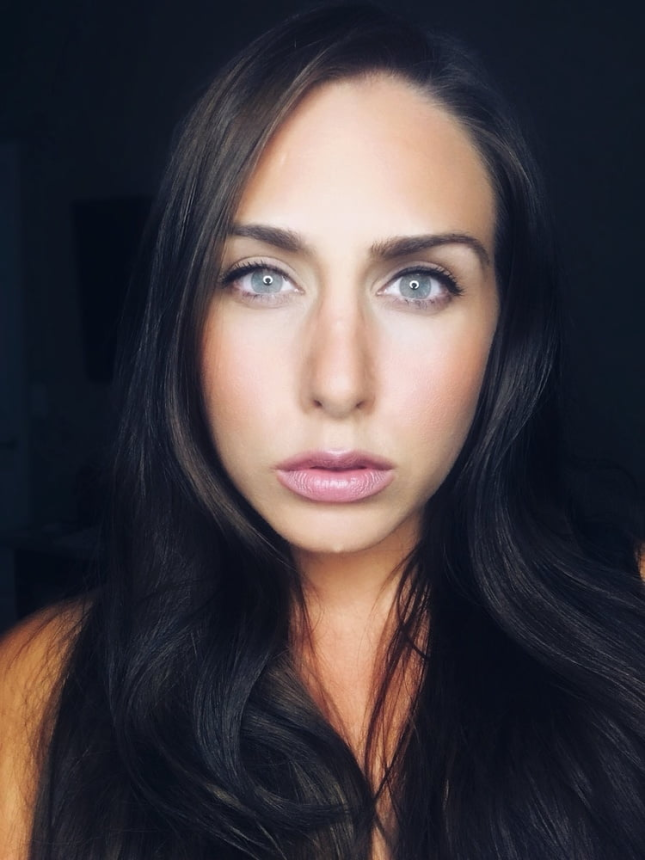 Великолепная брюнетка милфа демонстрирует свои прелести во время мастурбации – фото 58