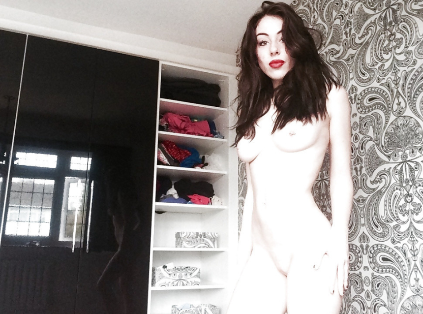 Молодая красотка мастурбирует пальцем и фаллосом на фото – фото 7