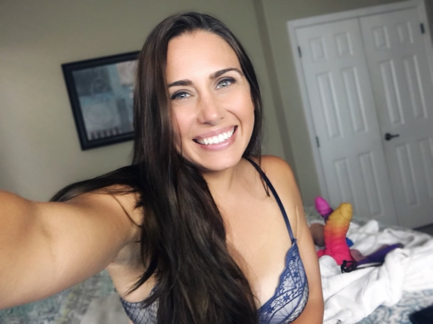 Великолепная брюнетка милфа демонстрирует свои прелести во время мастурбации – фото 60