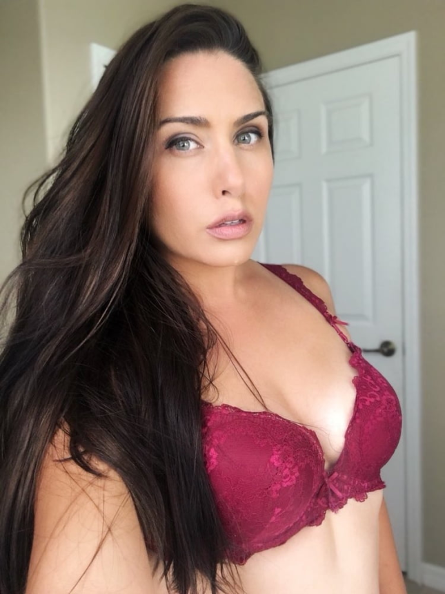 Великолепная брюнетка милфа демонстрирует свои прелести во время мастурбации – фото 62