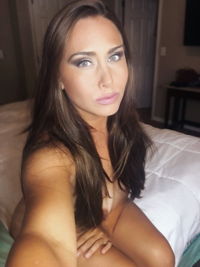 Великолепная брюнетка милфа демонстрирует свои прелести во время мастурбации – фото 64