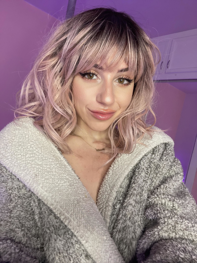 Голая домашняя девчонка меняет причёски и цвет волос на селфи – фото 62