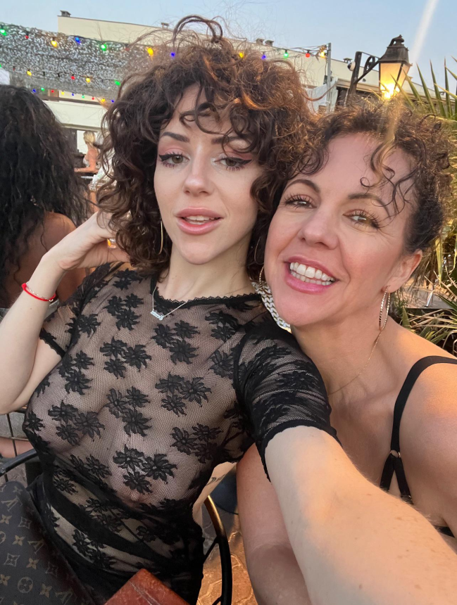 Голая домашняя девчонка меняет причёски и цвет волос на селфи – фото 94