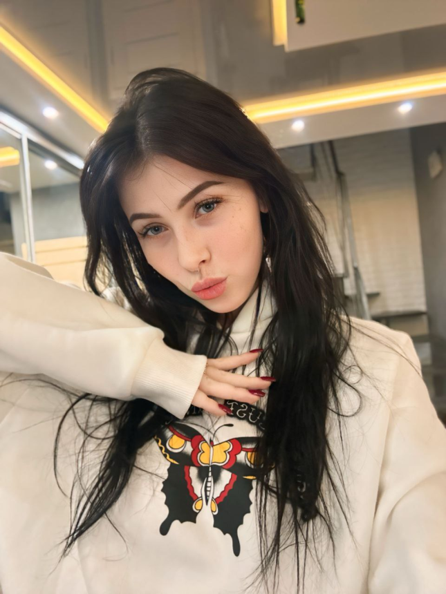 Фото Татуированная симпотяшка с чёрными волосами — горячие фото