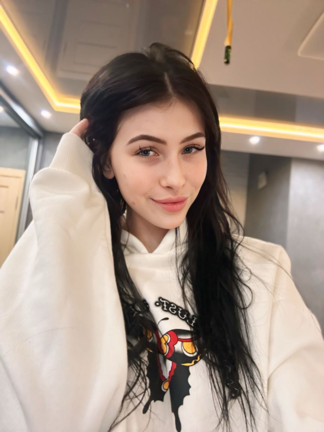 Татуированная симпотяшка с чёрными волосами — горячие фото – фото 2