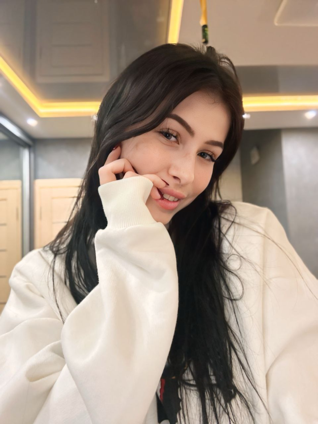 Татуированная симпотяшка с чёрными волосами — горячие фото – фото 3