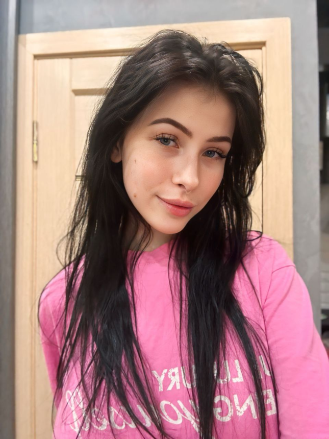 Татуированная симпотяшка с чёрными волосами — горячие фото – фото 4