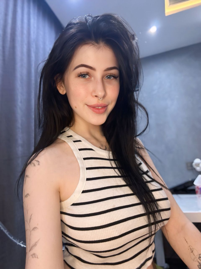 Татуированная симпотяшка с чёрными волосами — горячие фото – фото 25