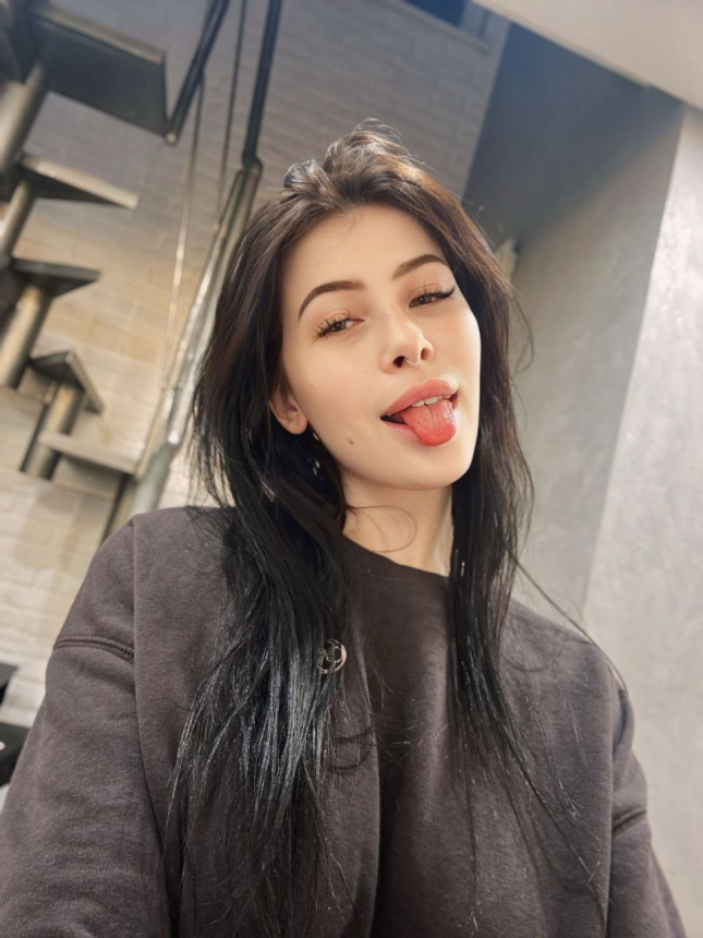 Татуированная симпотяшка с чёрными волосами — горячие фото – фото 26