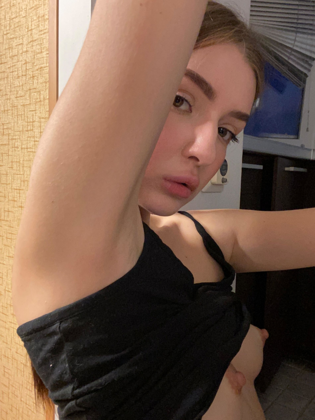 Милашка с необычной внешностью — голые фото дома и на природе – фото 34