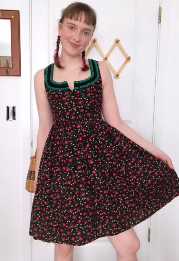 Молодая девчонка с аппетитной женственной грудью решила показать себя – фото 2