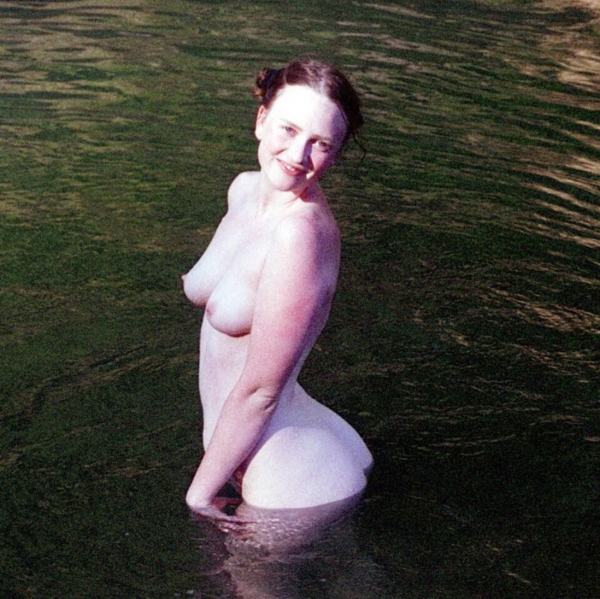 Молодая девчонка с аппетитной женственной грудью решила показать себя – фото 14