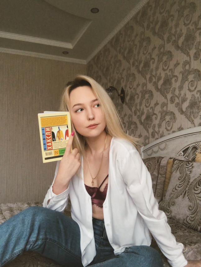 Фото Молоденькая стройная студентка блондинка раком на кровати