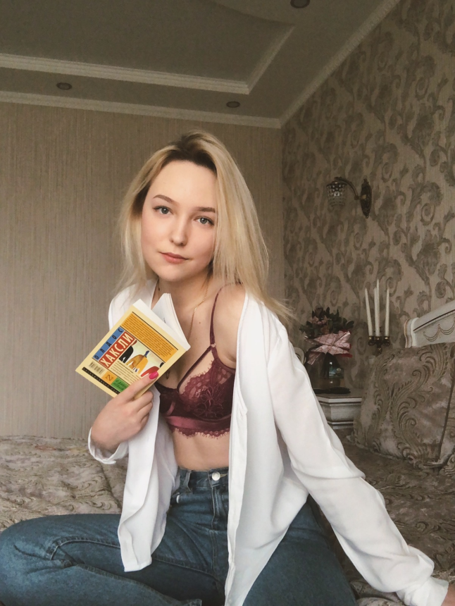 Молоденькая стройная студентка блондинка раком на кровати – фото 2