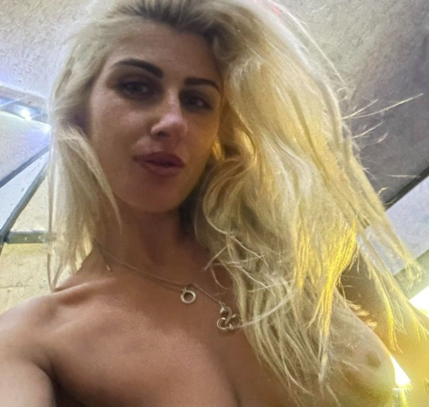 Светловолосая с сиськами богини — лижет пальчик и светит писькой – фото 2