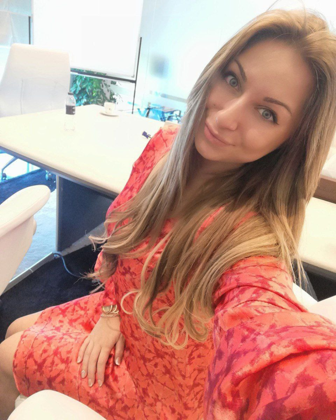 Фото Молодая стройняшка делает откровенные селфи для тебя