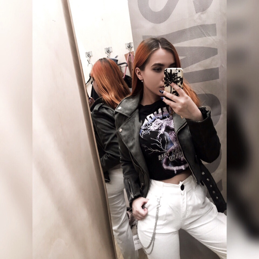 Фото Молодая стройняшка с большими натуральными сиськами