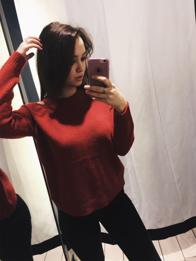 Фото Молодая мамаша с огромными сиськами хвастается голым бюстом