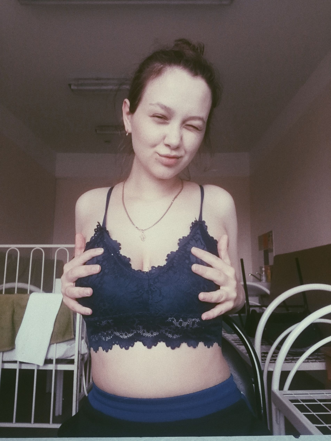 Молодая мамаша с огромными сиськами хвастается голым бюстом – фото 2